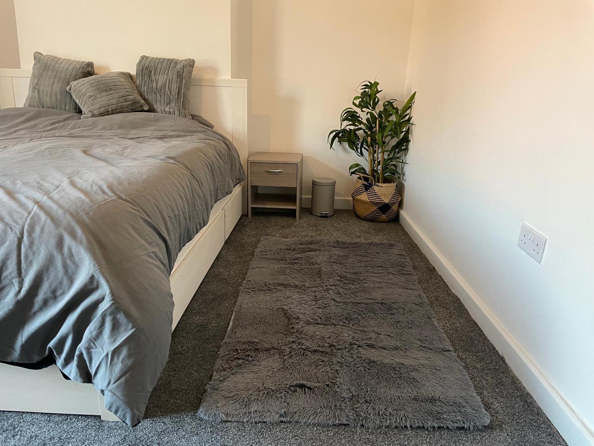 Spacious 4-bedroom House In Apartment *