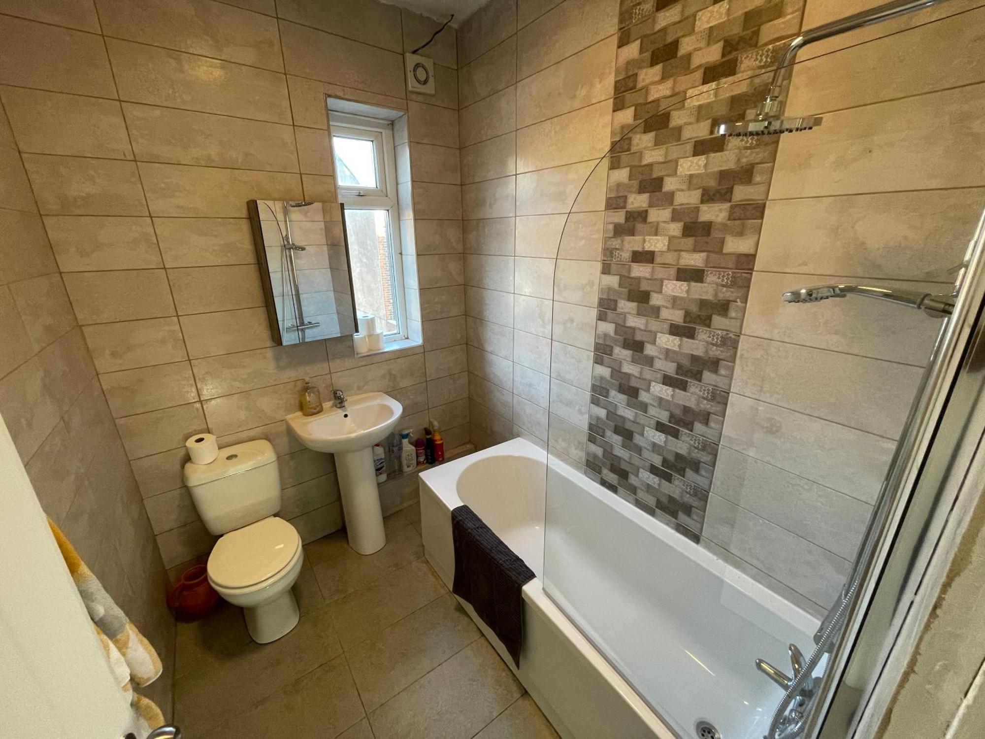 Apartment Spacious 4-bedroom House In *