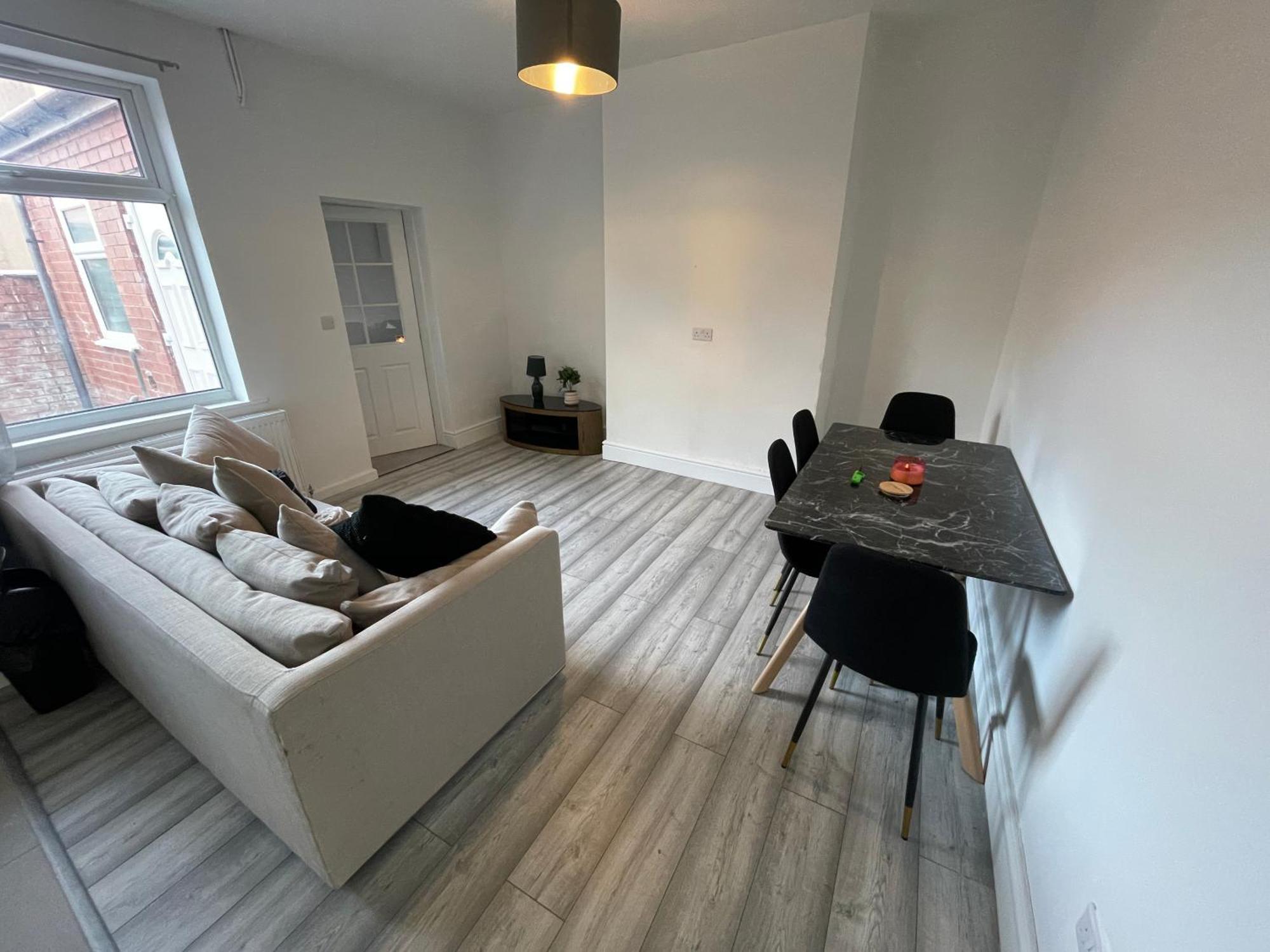 Spacious 4-bedroom House In Apartment *